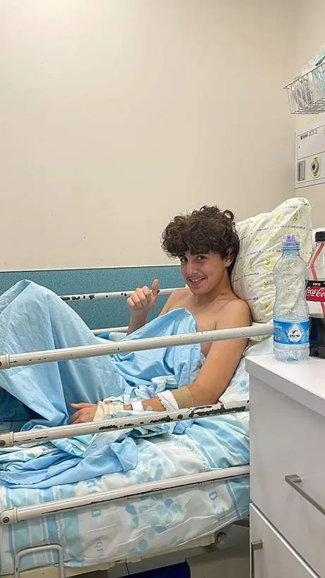עומר בבית החולים, עם אגודל למעלה