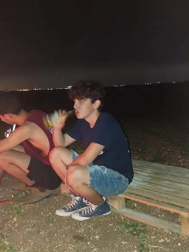 עומר עם החבר׳ה בלילה