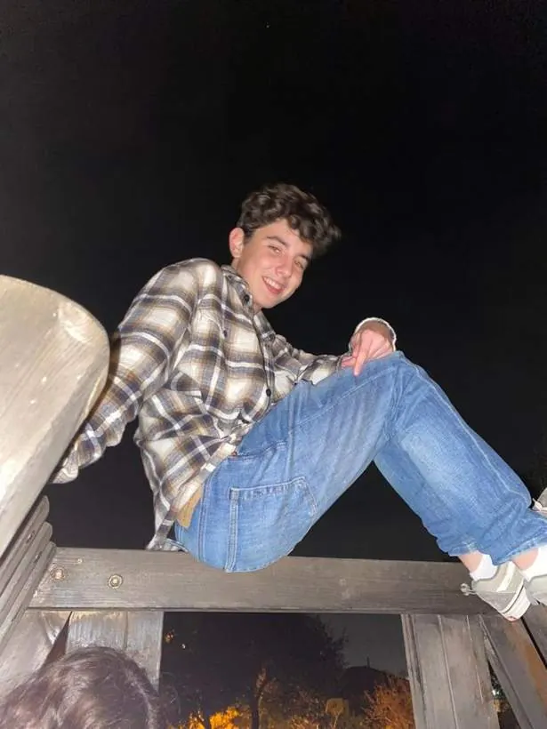 עומר על הגג בלילה