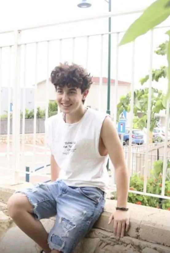 עומר יושב על חומה, מחייך