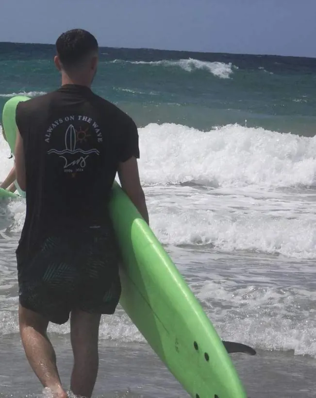 גולש בדרך למים בחולצת Always on the wave, 2026